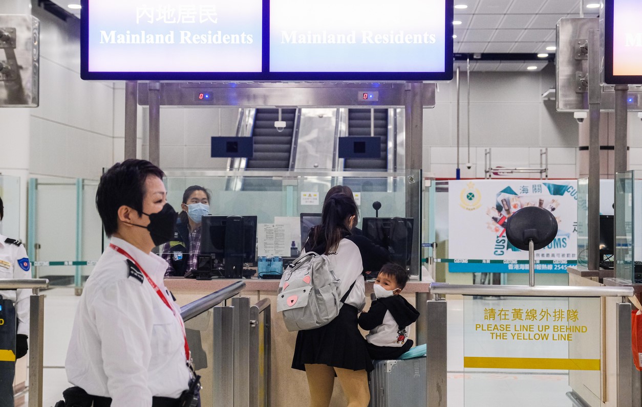 Mask wearing Hong Kong airport