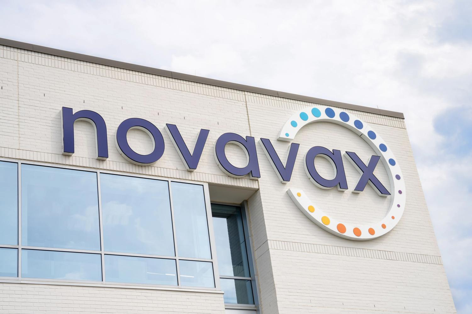 建筑物上的 Novavax 标志