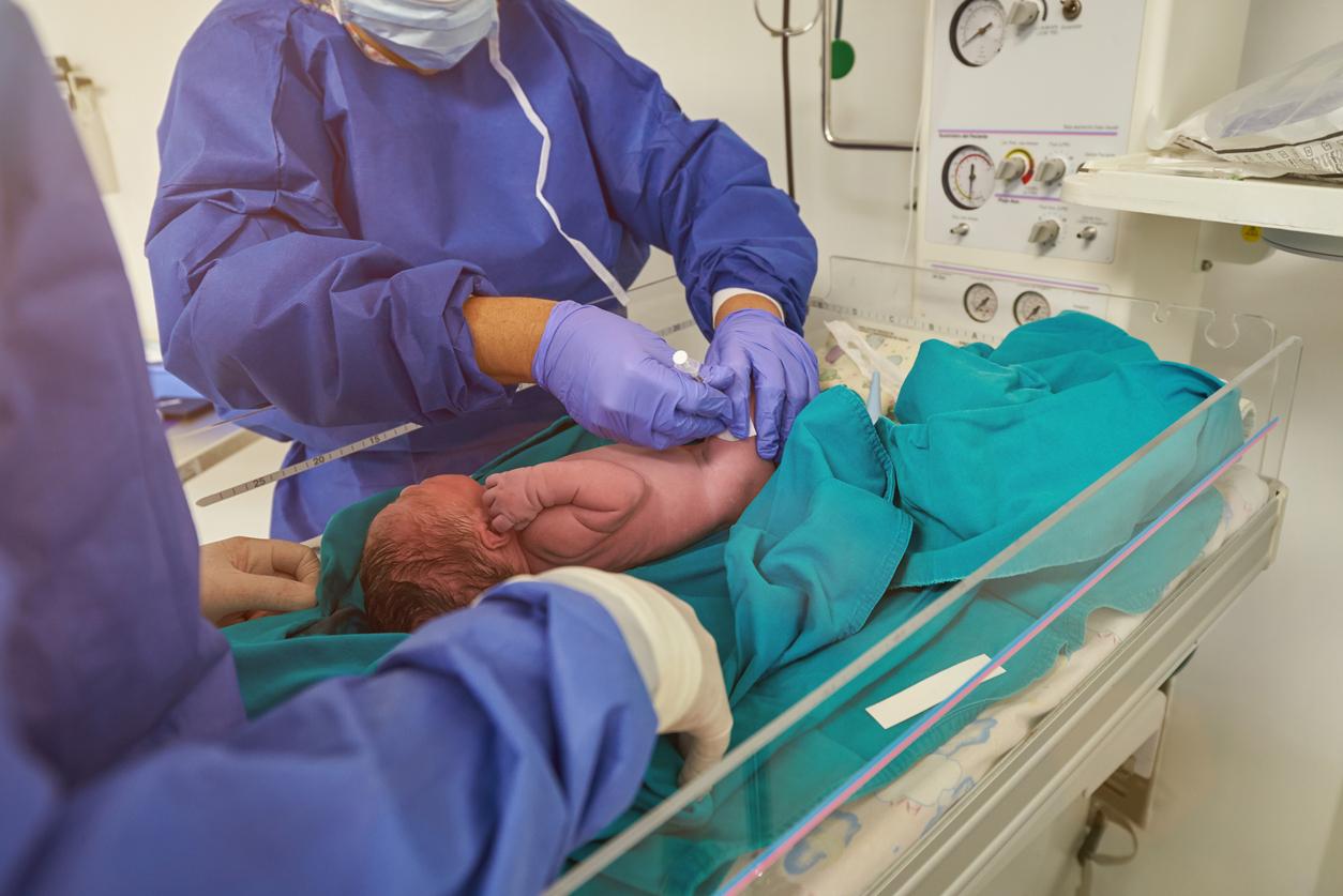 Doctor vaccinating newborn