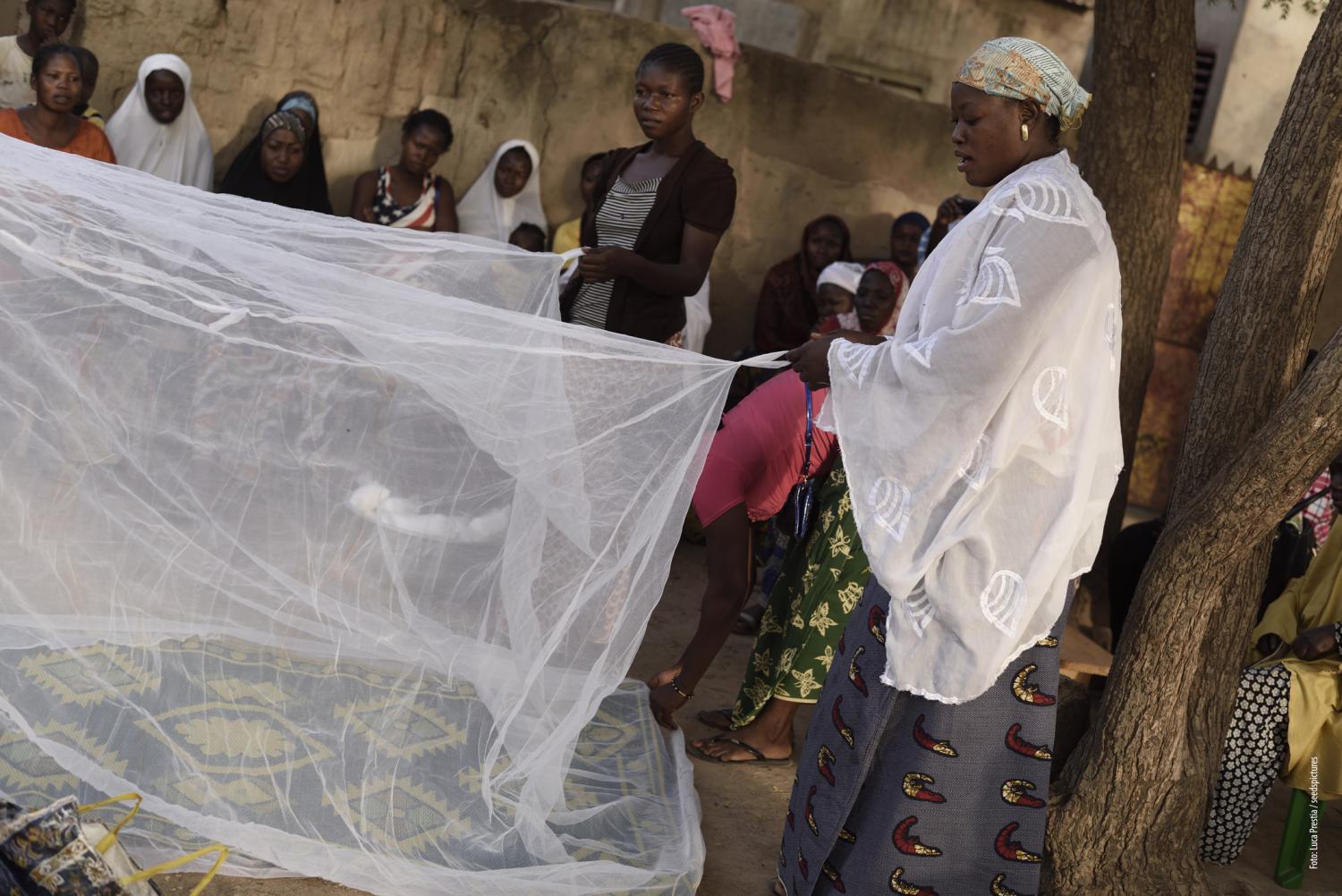 戴着疟疾蚊帐的非洲妇女
