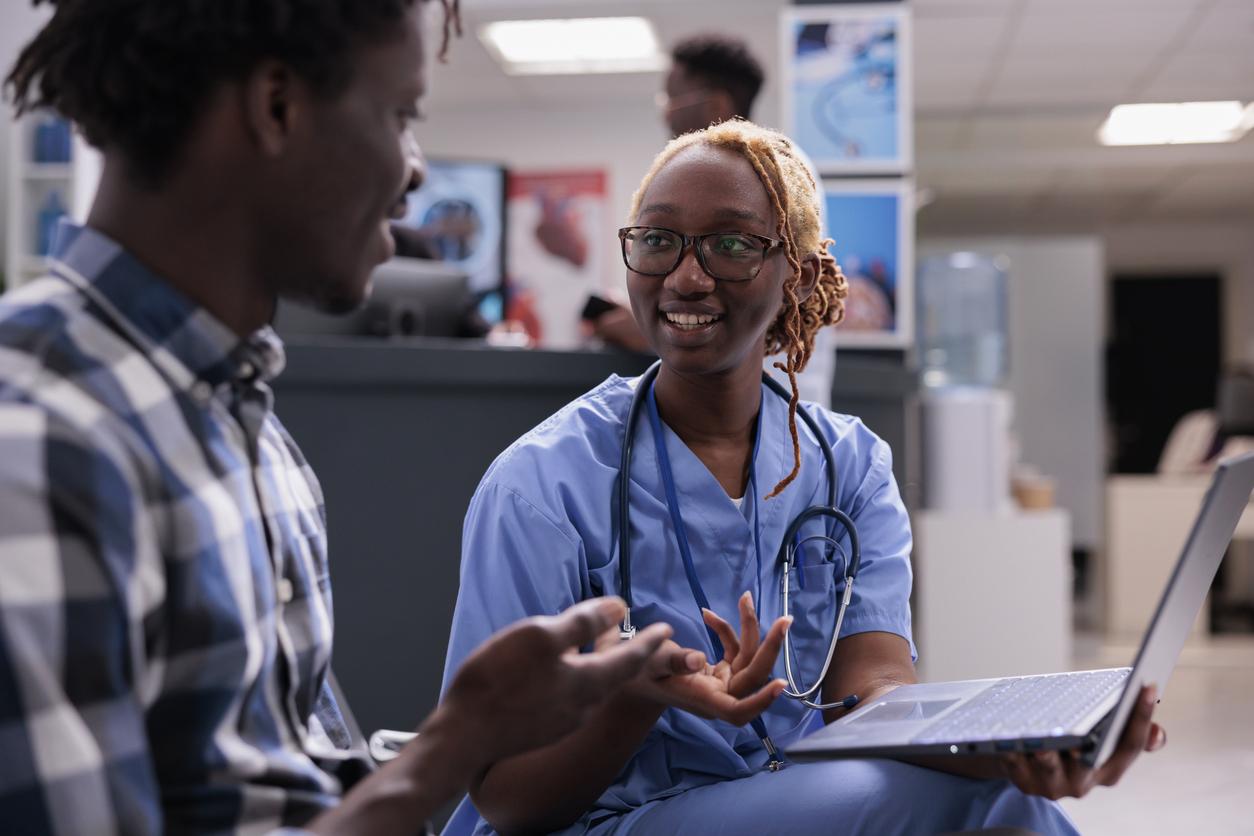 Nurse talking with patient in emergency department