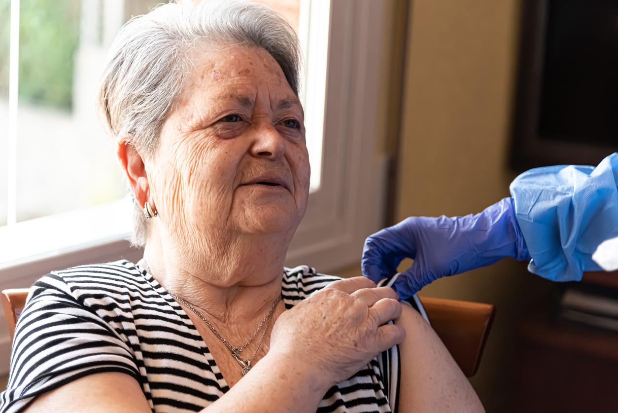 older woman vaccination