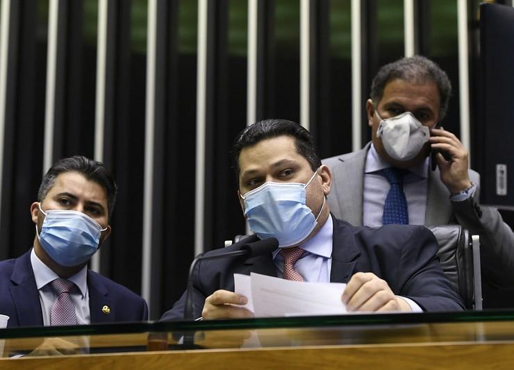 Brazilian senators wearing masks