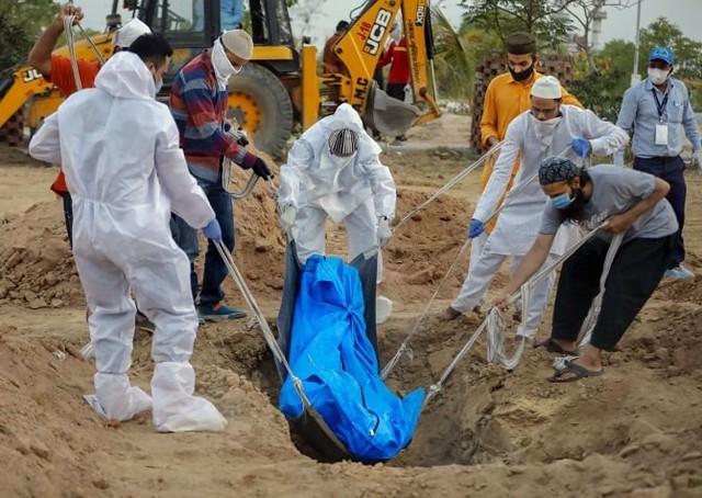 COVID-19 burial in Ahmedabad, India