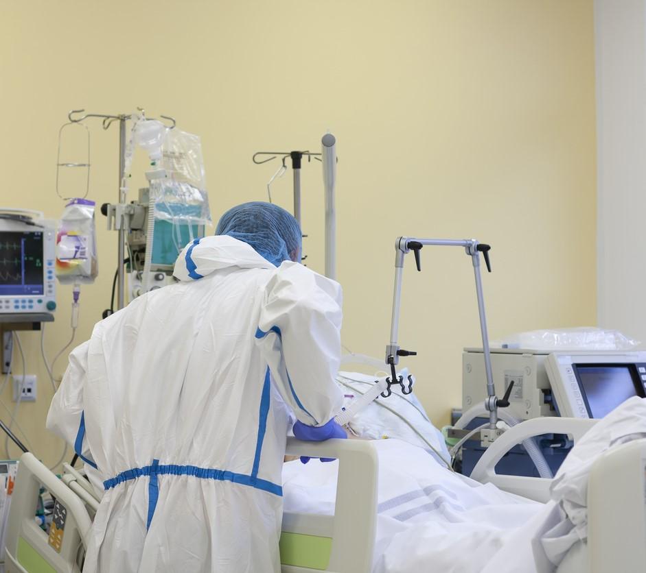 COVID nurse in ICU