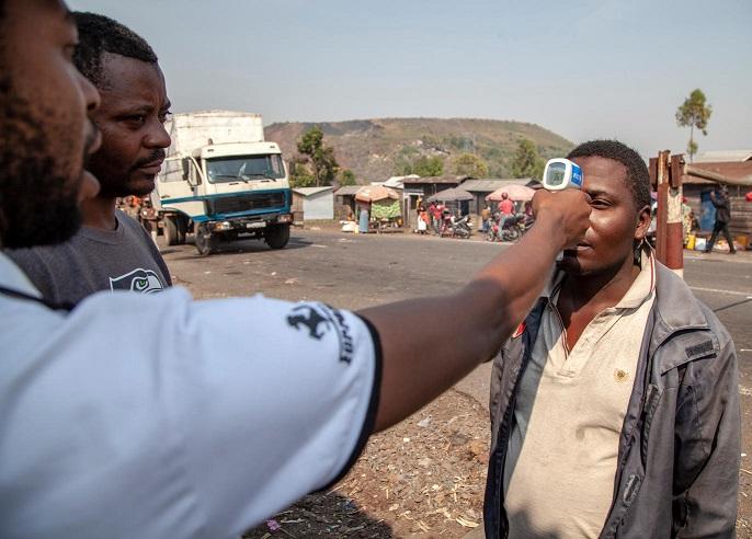 Ebola DRC temperature taking