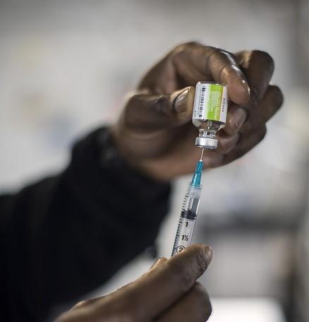 Flu vaccine filling syringe from vial