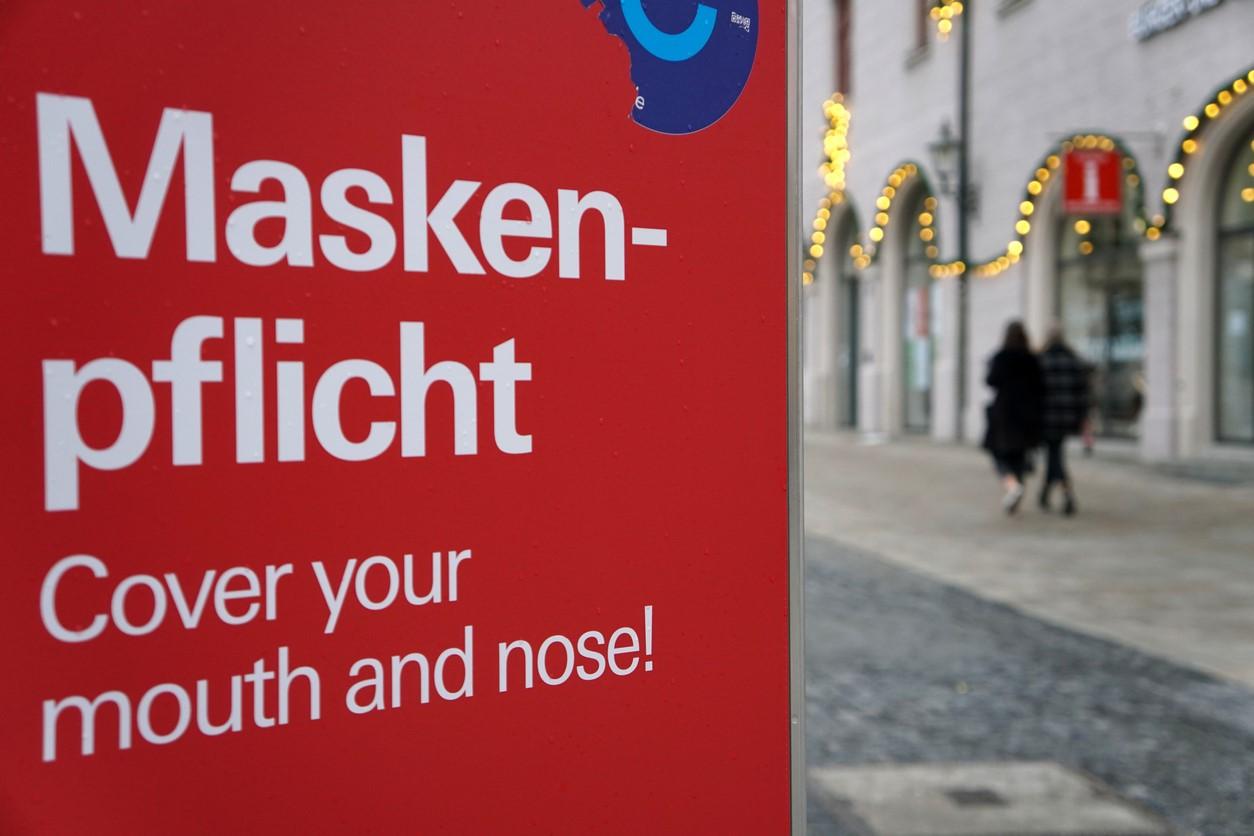 German sign promoting mask wearing