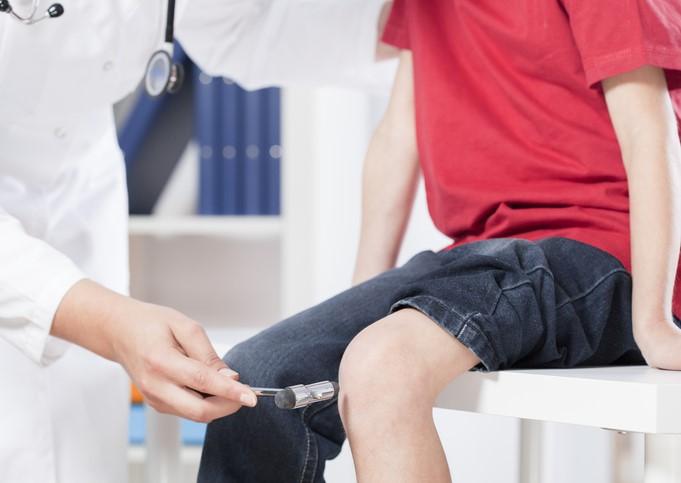 Knee reflex in a child at doctor's office