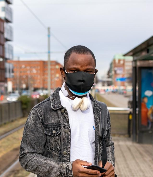 Man wearing 2 facemasks