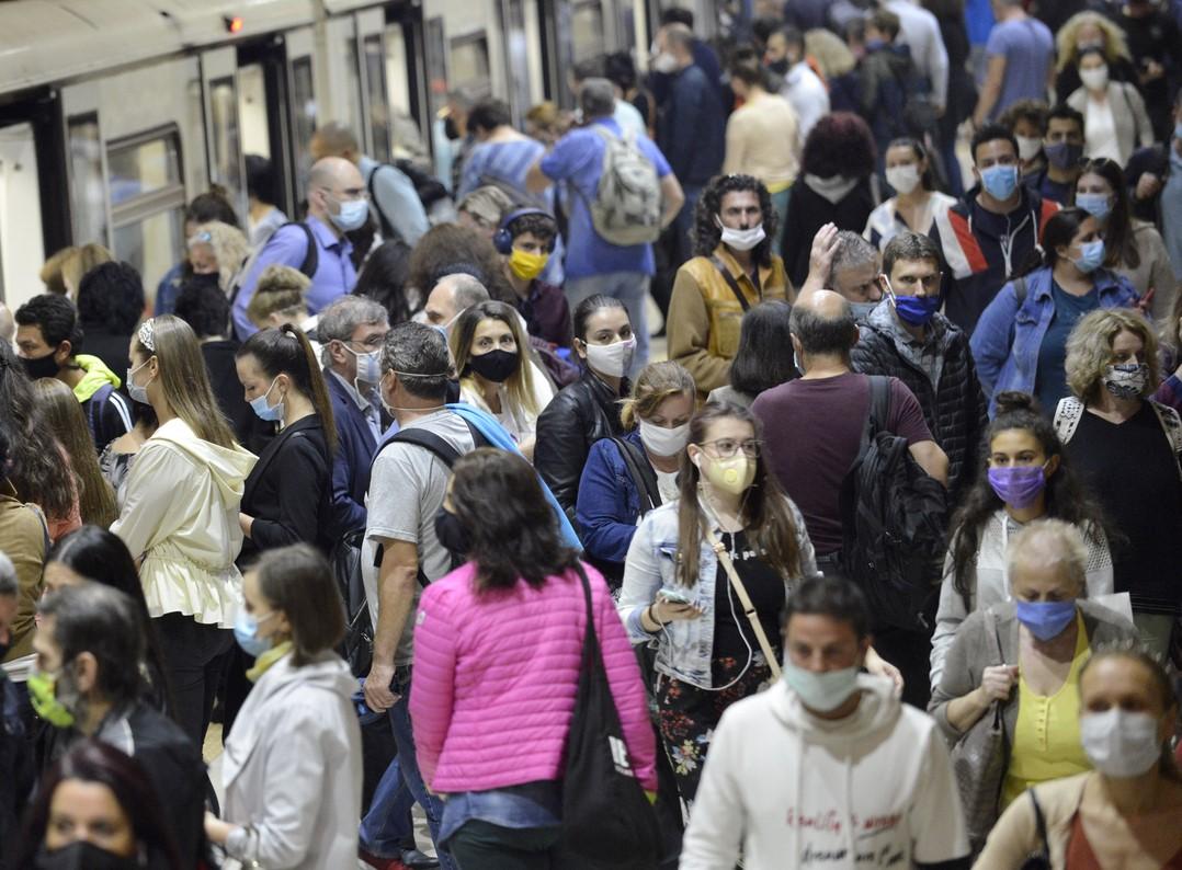 Mask-wearing subway crowd