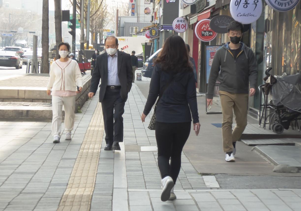 Masked pedestrians in South Korea