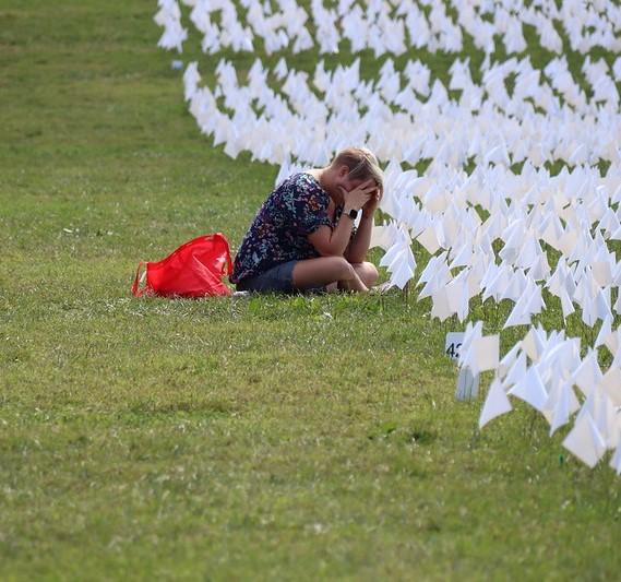 Mourning at the national COVID-19 memorial