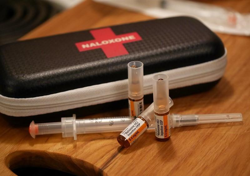 Naloxone kit