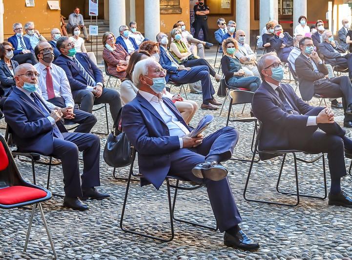 Outdoor physical distancing in Italy