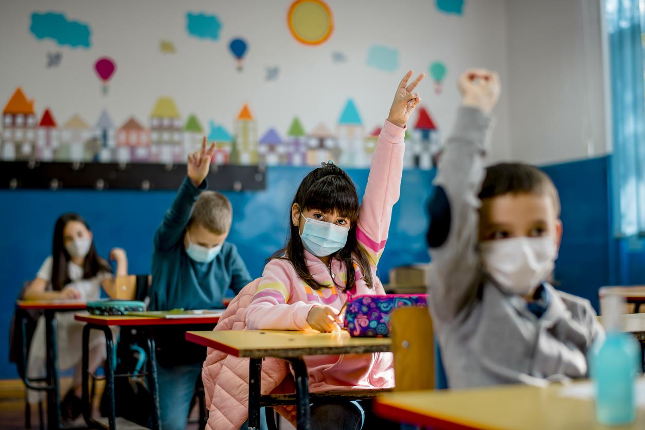 schoolchildren wearing masks