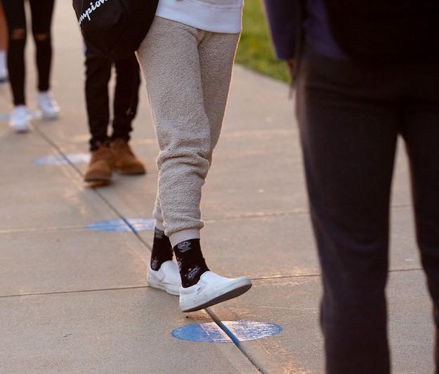 Social distancing feet
