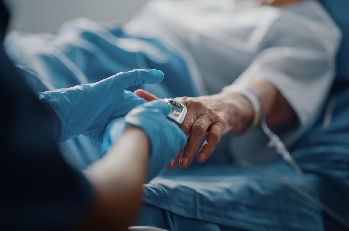 Using oximeter on elderly hospital patient
