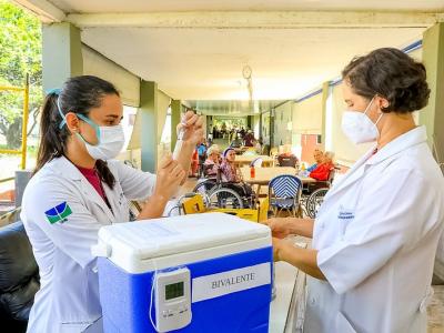 Bivalent COVID vaccine in cooler