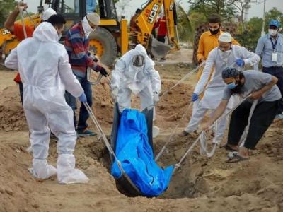 COVID burial in India