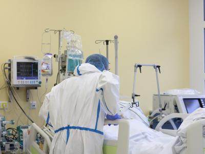 Nurse at COVID patient's bedside