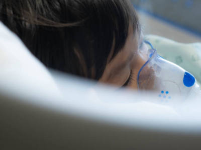 Child with oxygen mask