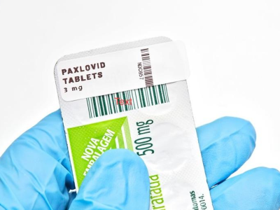 Paxlovid in clinician's hand