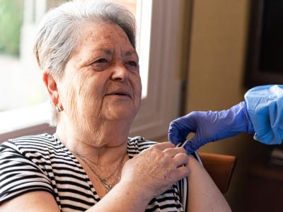 older woman vaccination