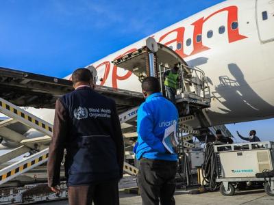 Airplane COVID vaccine shipment
