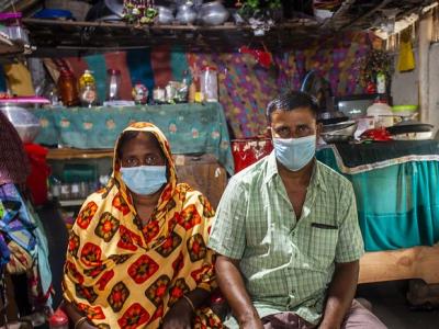 Bangladeshi vendors wearing masks