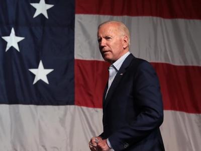 Biden in front of US flag