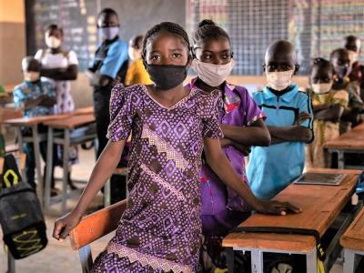 Schoolchildren in Burkina Faso wearing masks