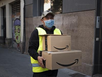 Delivery man wearing mask