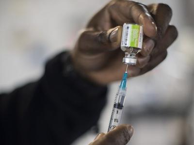 Flu vaccine filling syringe from vial