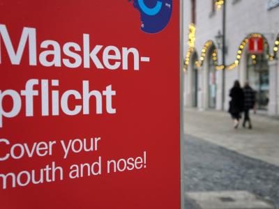 German sign promoting mask wearing