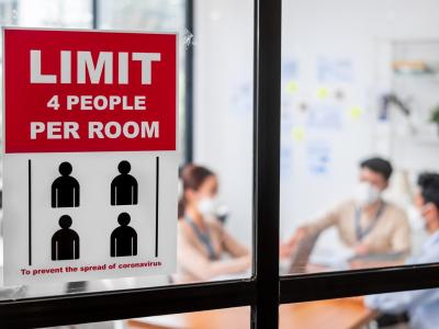 'Limit 4 people per room' sign
