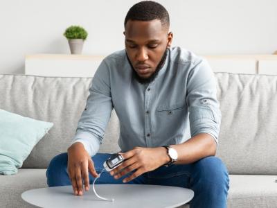 Man using pulse oximeter