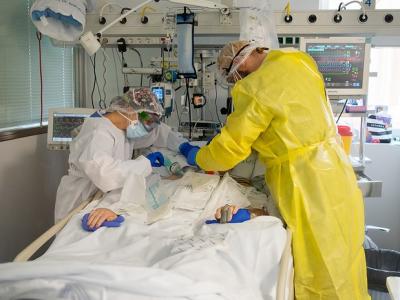 Medical team with hospitalized COVID-19 patient