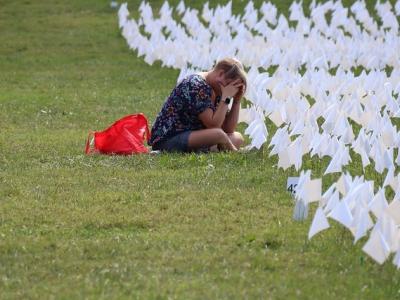 Mourning at the national COVID-19 memorial