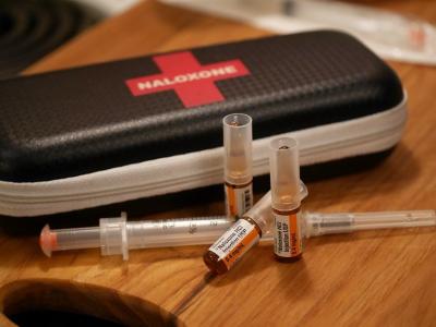 Naloxone kit