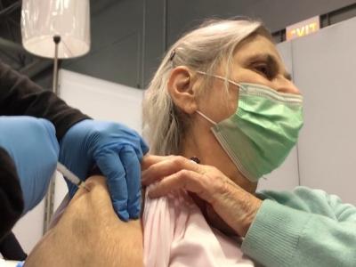 Older woman getting COVID vaccine