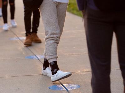 Social distancing feet