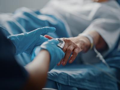 Using oximeter on elderly hospital patient