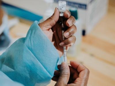 Vaccinator holding syringe and vial