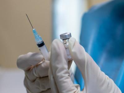 Vaccine syringe
