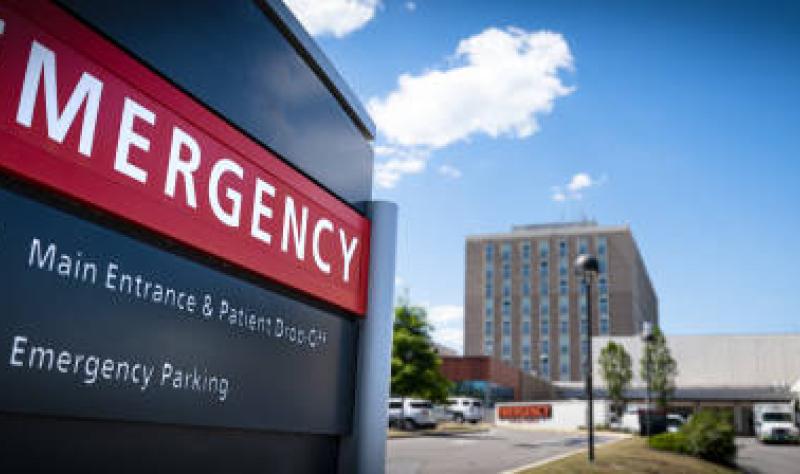 Emergency department sign at hospital