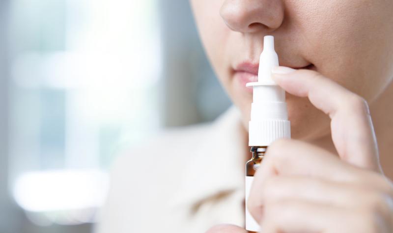 Aerozole do nosa i kroki behawioralne zmniejszają liczbę dni chorobowych i stosowania antybiotyków u pacjentów z chorobami układu oddechowego