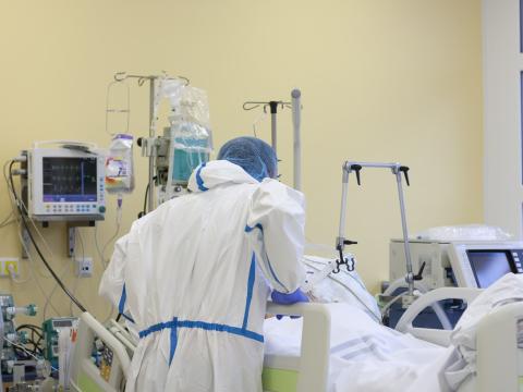 Nurse at COVID patient's bedside