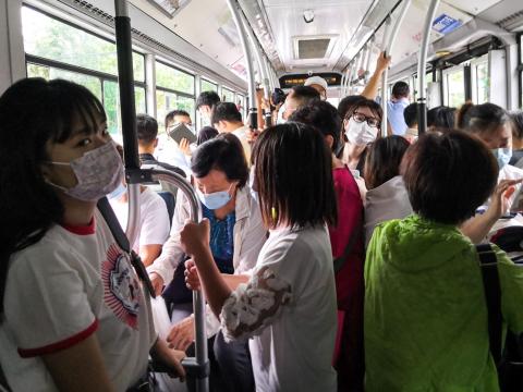Bus commuters wearing masks in Beijing