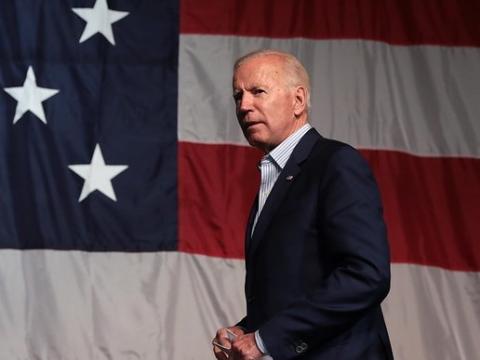 Biden in front of US flag